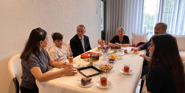 Vətən müharibəsi şəhidi, polkovnik-leytenant Vidadi Xəlilovun ailəsi ziyarət olunub.